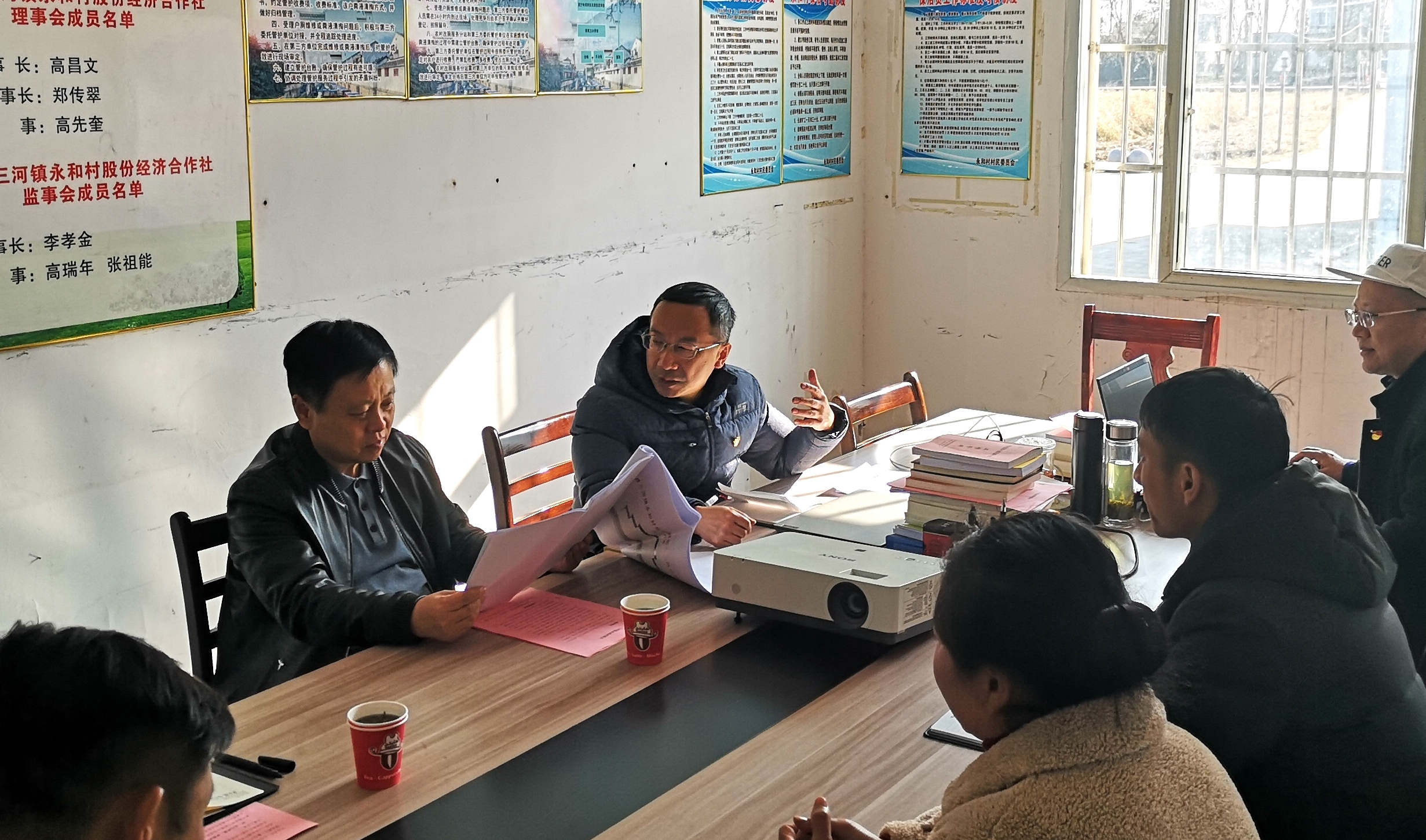 与村两委班子成员、驻村事情开展座谈.jpg